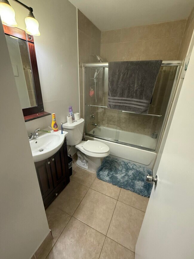 Building Photo - 915 Meadows Cir