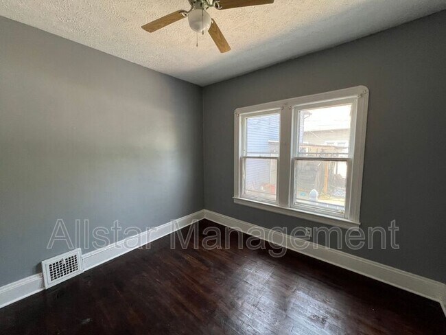 Building Photo - 3257 E 139th St