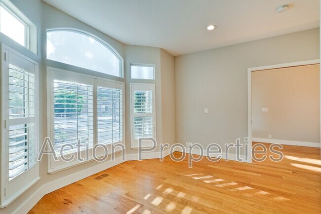 Building Photo - 261 Langton Ave
