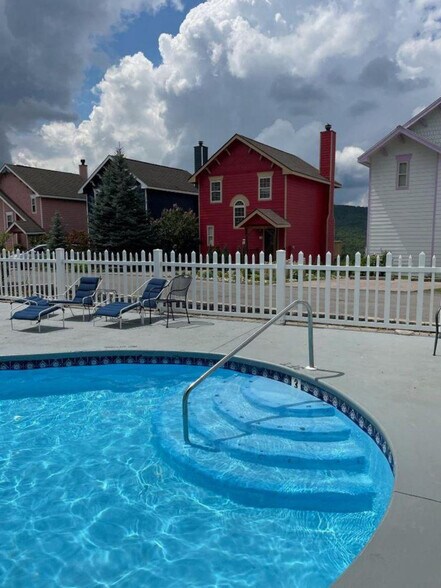 Building Photo - 1386 Ski View Dr