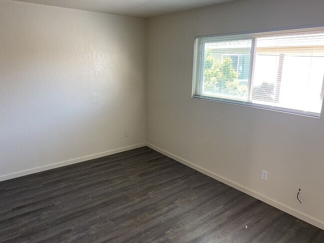 Building Photo - Spacious Townhome in Desirable Fairfield Area