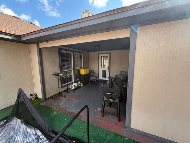 Building Photo - Cano Lane