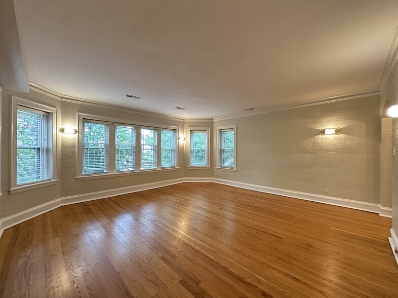Building Photo - 2619 W Greenleaf Ave