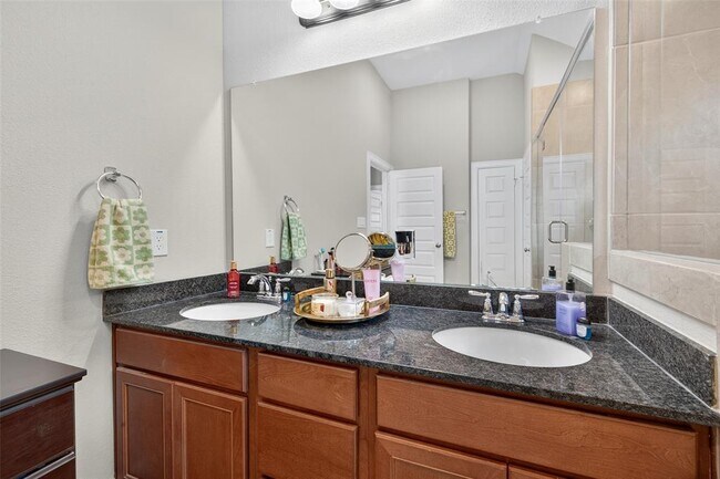 Building Photo - 11911 Briarwood Hill Way