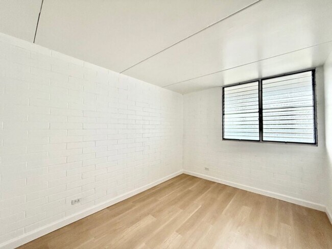 Building Photo - Renovated 2br/1ba/1pkg Condo with Amazing Mountain Views