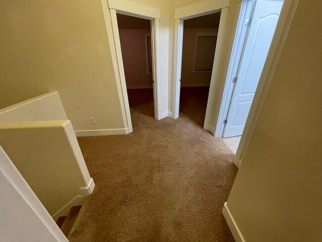 Building Photo - 4274 Lake Bridge Dr