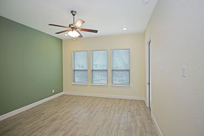Building Photo - 1434 Oaklawn Dr