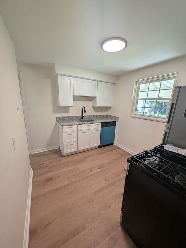 Building Photo - Newly Renovated 3Bd/2Bath Home with Bonus Room -- Available NOW!