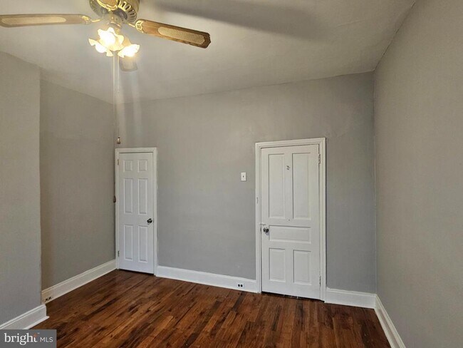 Building Photo - 1528 W Oakdale St