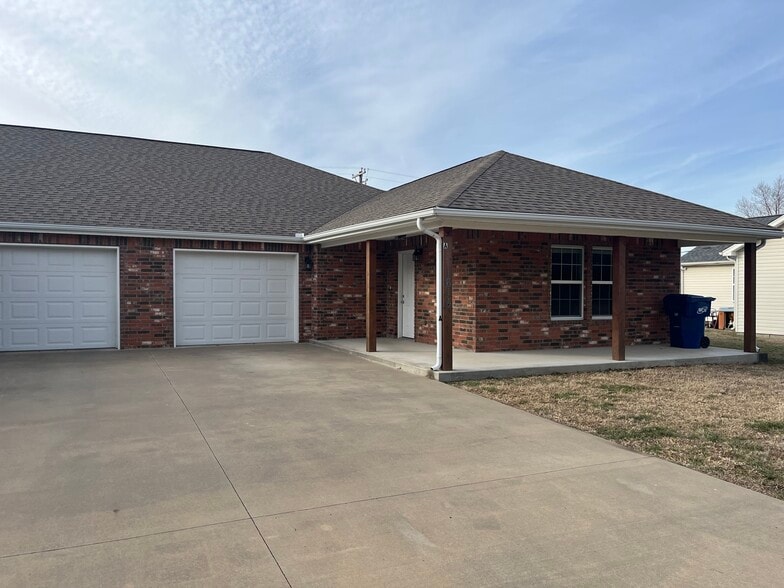 Building Photo - 1614 College Street