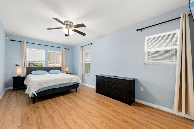 Building Photo - 2116 Live Oak St