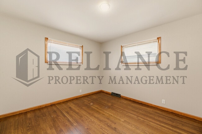 Building Photo - 1415 N Prairie Ln
