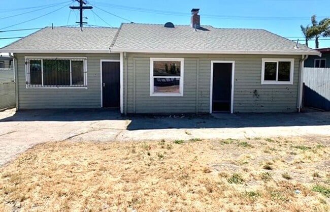 Building Photo - Great 3 Bed 1 Bath House with Garage in Ri...