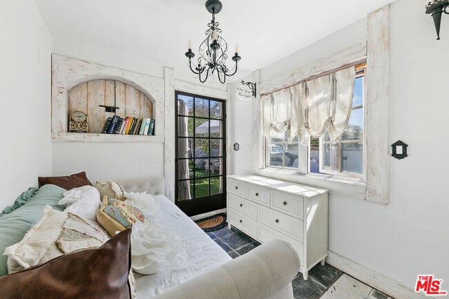 Building Photo - 2851 Seabreeze Dr