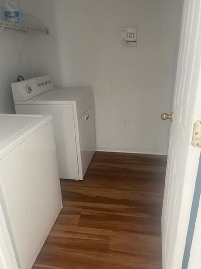 Building Photo - Large Home on corner lot!