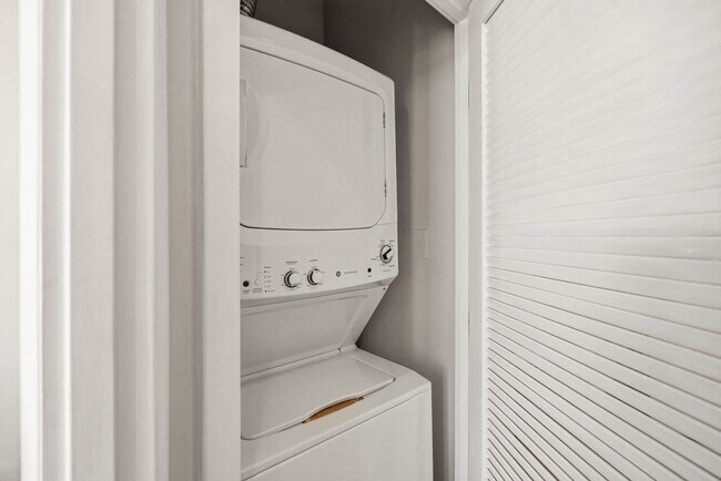 Building Photo - Mt Vernon Square Condo | 1 Bed | 1 Bath | 700 Sf | Private Balcony