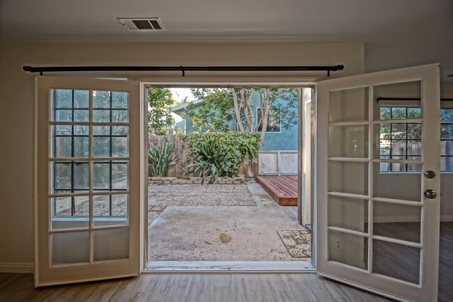 Building Photo - Newly Updated, Detached Rear Townhome w/ S...