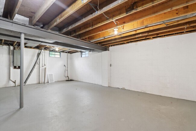 Building Photo - 953 S Spring Rd