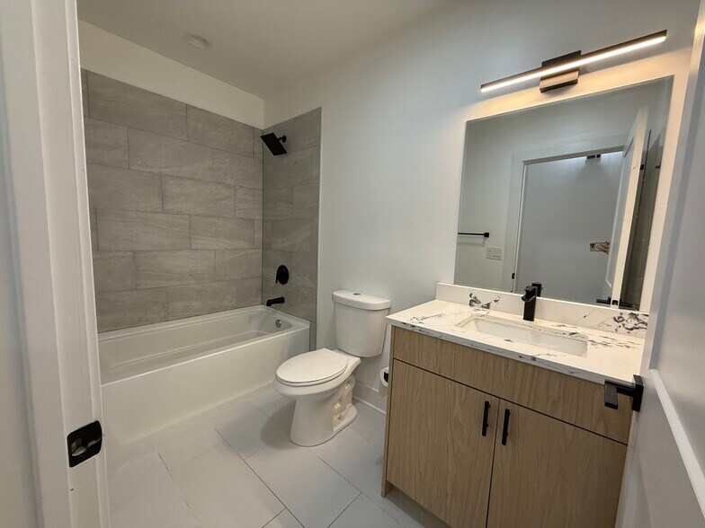 Building Photo - 4735 N Artesian Ave