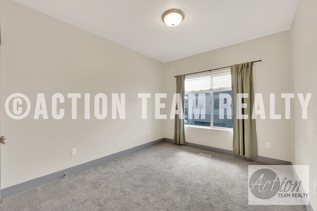 Building Photo - Townhome in Riverton!