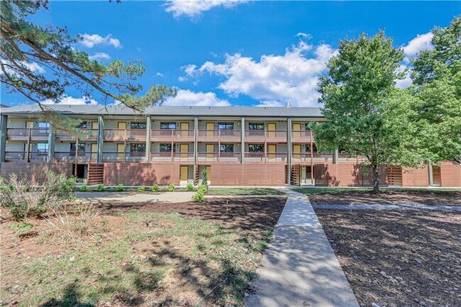 Building Photo - 710 Jesse Jewell Pkwy SE