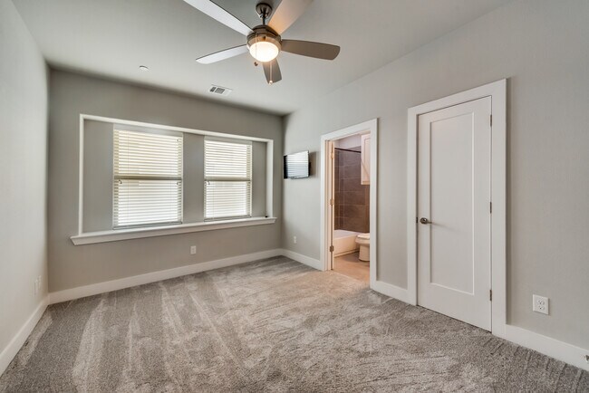 Building Photo - 5815 Bryan Pky