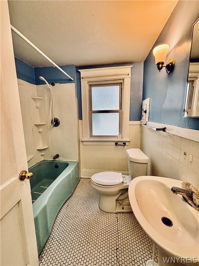 Building Photo - 354 Shepard Ave