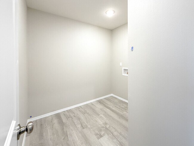 Building Photo - Stunning 4-Bedroom Home