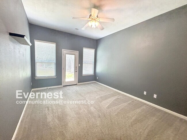 Building Photo - 4-Bedroom Home with Modern Amenities and C...