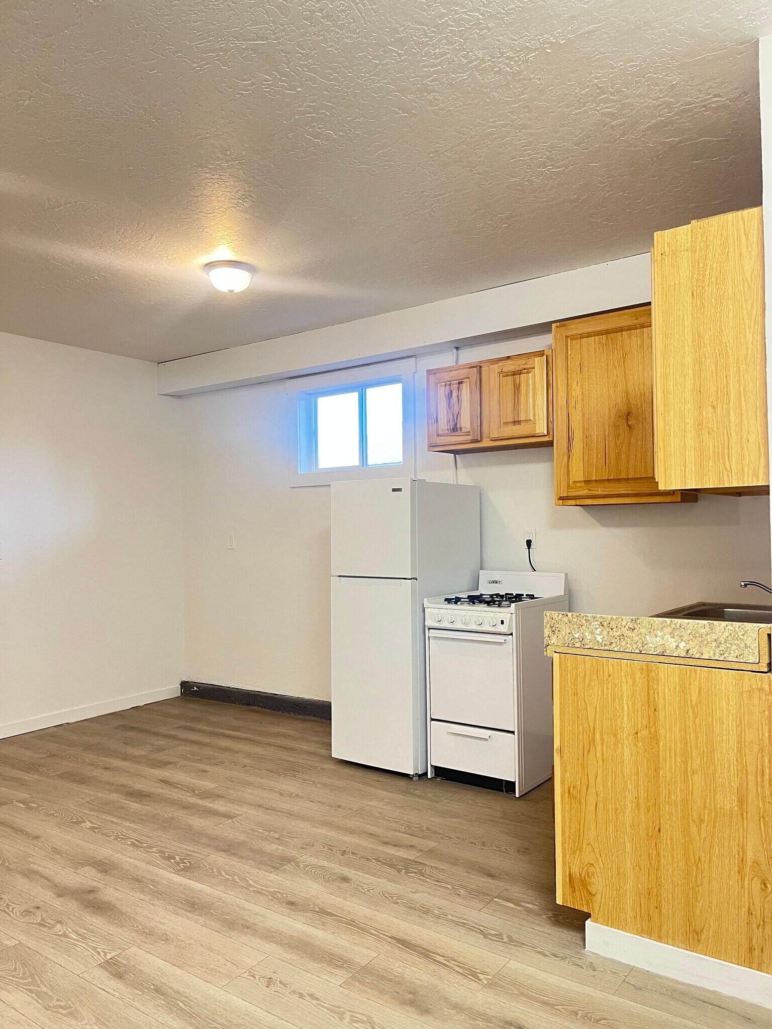 Building Photo - 700 W Ruby Ave