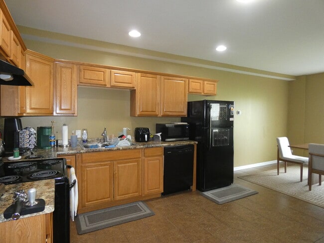 Building Photo - 653 N Edgemere Dr