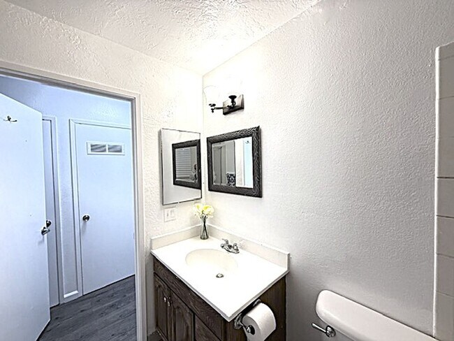 Building Photo - 1800