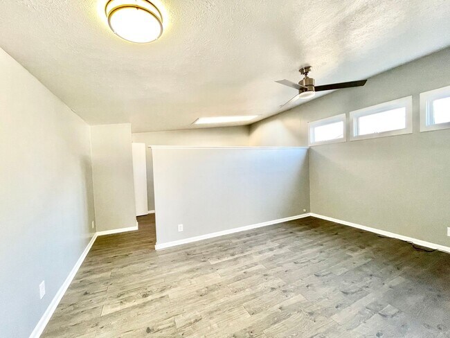 Building Photo - 1041 W 10th St