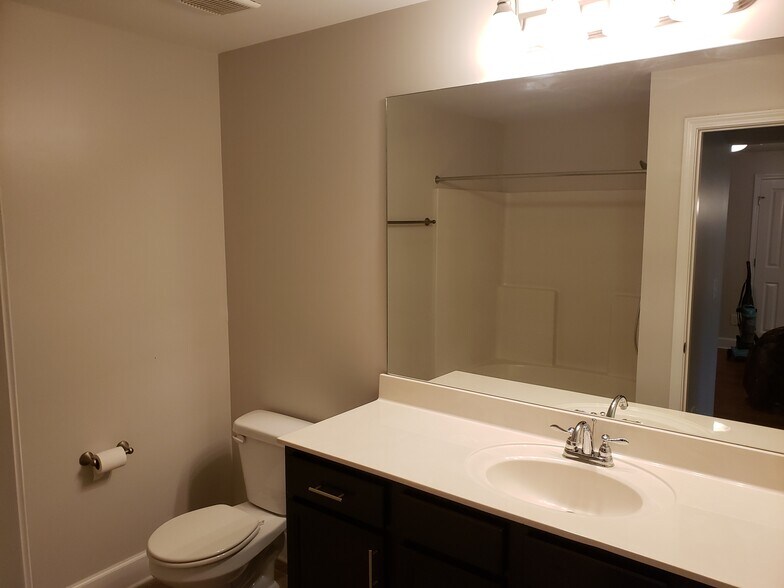 Building Photo - 8201 Lenox Creekside Dr