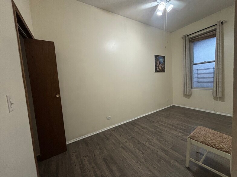 unit 2 bedroom 2 - 827 S Laflin St