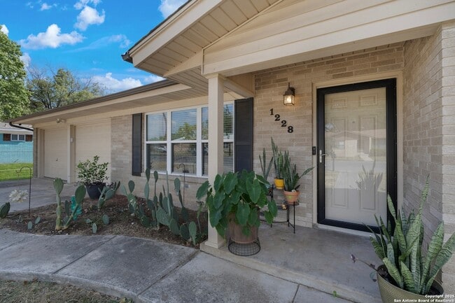 Building Photo - 1228 Rivercrest Dr