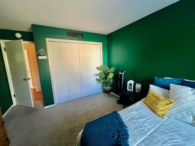 Building Photo - Well maintained 4 bedroom home available in the Rockrimmon area!