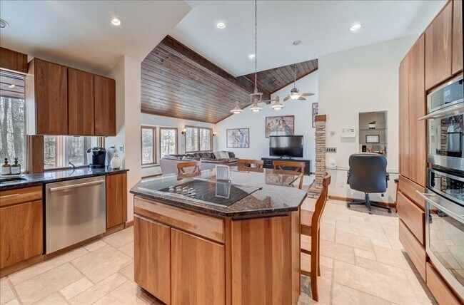 Building Photo - 441 Burlingham Rd