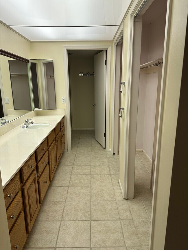 Building Photo - Waterbury Way condominium - utilities included