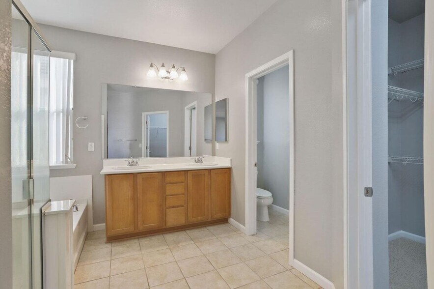 Building Photo - 353 Rosebriar Pl