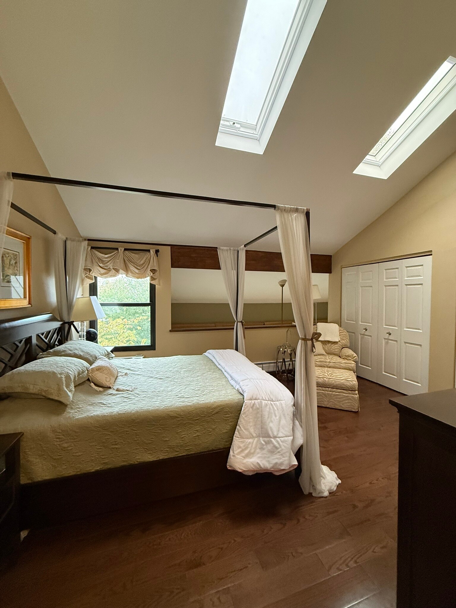 Building Photo - 1465 E Putnam Ave