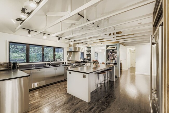 Building Photo - Medina Home