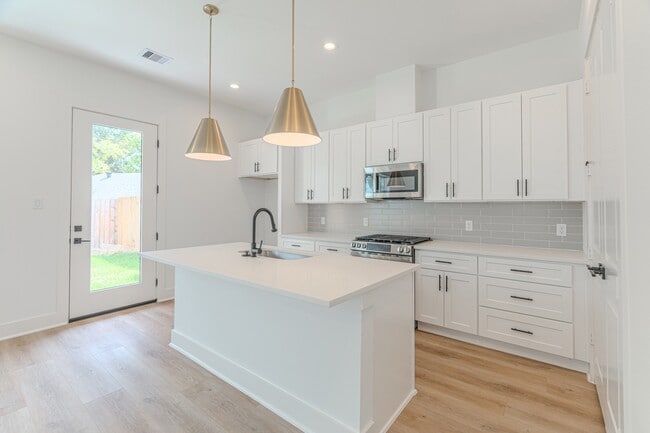 Building Photo - 7703 Inwood Grv Ln