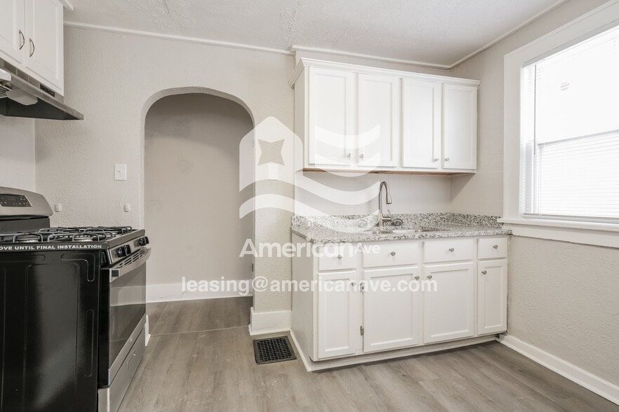 Building Photo - 1108 Diamond Ave