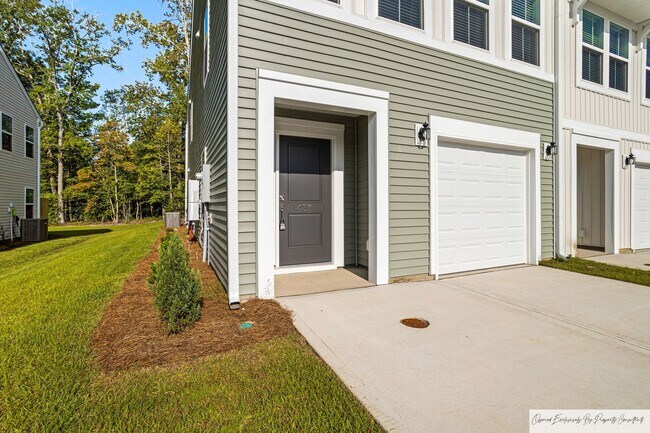 Building Photo - STUNNING TOWNHOUSE IN LEXINGTON'S MURRAY V...