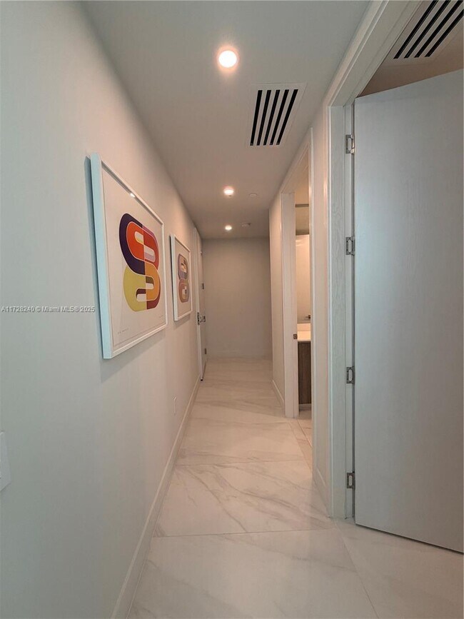 Building Photo - 17550 Collins Ave