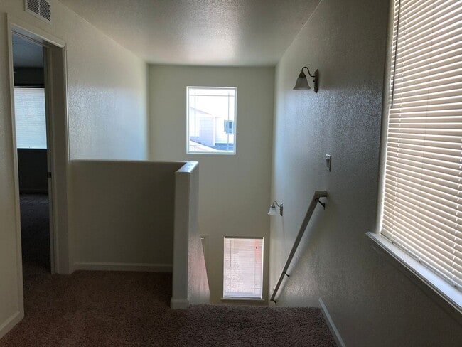 Building Photo - Fantastic Townhome in Wellington