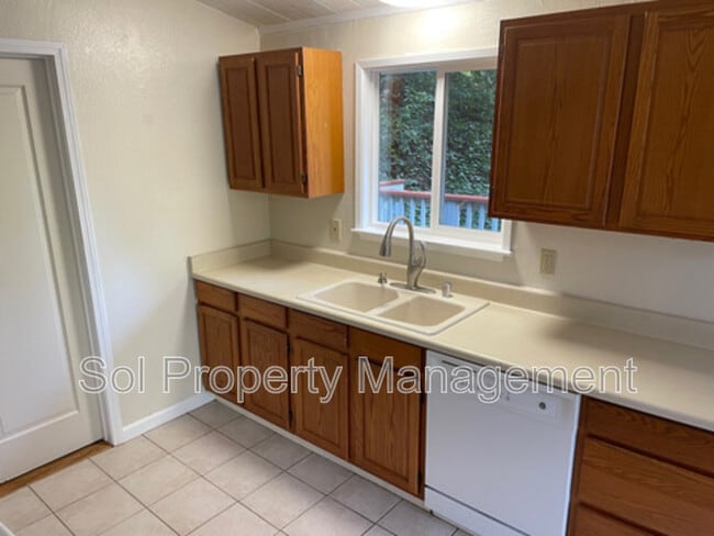 Building Photo - 175 S Redwood Dr