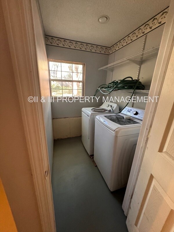 Building Photo - 9508 Outlook Dr