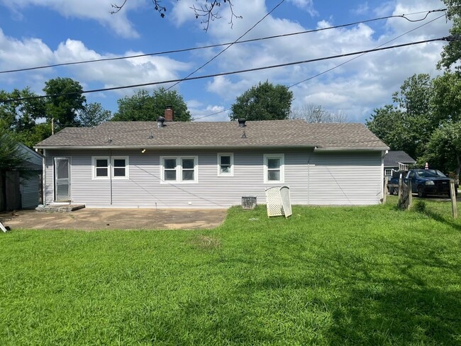 Building Photo - Remodeled three bedroom two bath cottage w...
